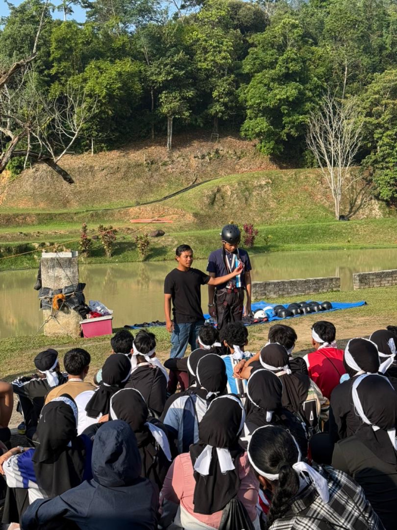 Taklimat aktiviti kepada kumpulan peserta Team Building