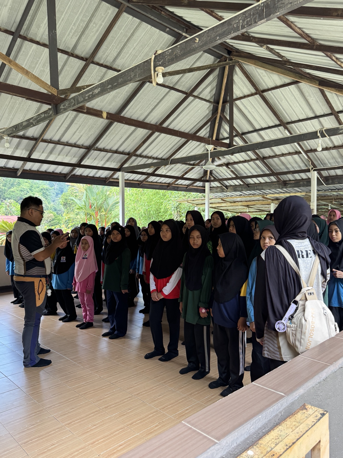 Taklimat kumpulan Team Building di dewan terbuka